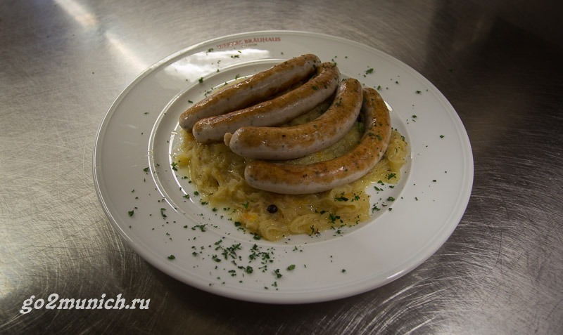 Баварские жареные сосиски колбаски в Мюнхене